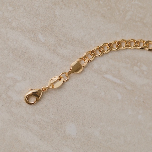 Tribeca Curb Bracelet | 18k Gold Filled - Picture 7 of 10